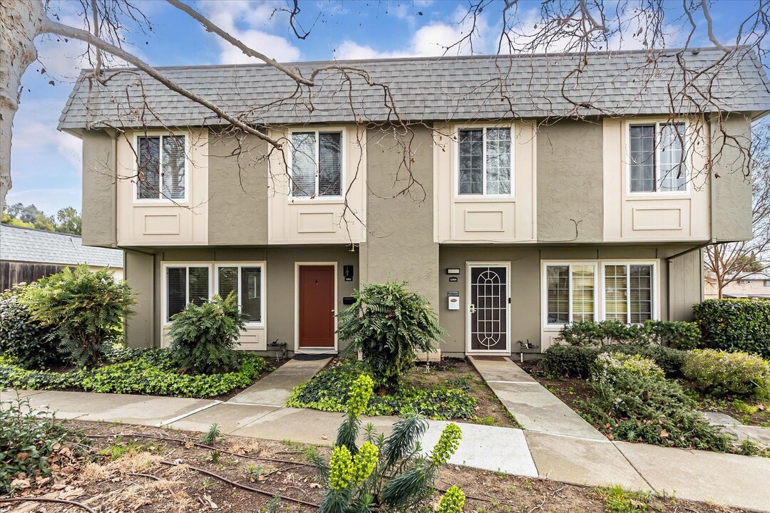 1811 Queen Victoria Way in San Jose, CA - Building Photo