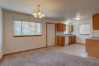 1431 NW Falls Creek Loop in Oak Harbor, WA - Building Photo - Building Photo