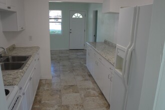1665 37th St S in St. Petersburg, FL - Foto de edificio - Building Photo