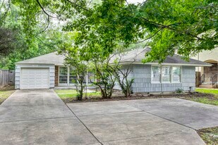 4626 Evergreen St in Bellaire, TX - Building Photo