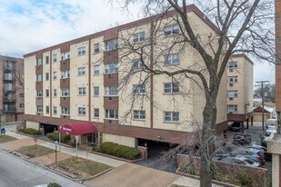 Thatcher Woods Apartments in Elmwood Park, IL - Building Photo
