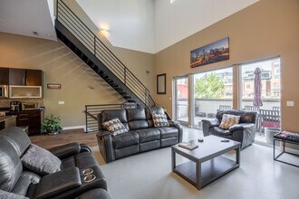 1002 W Lake St in Chicago, IL - Foto de edificio - Building Photo