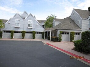 206 Mendocino Way, Unit 206 in Redwood City, CA - Building Photo - Building Photo