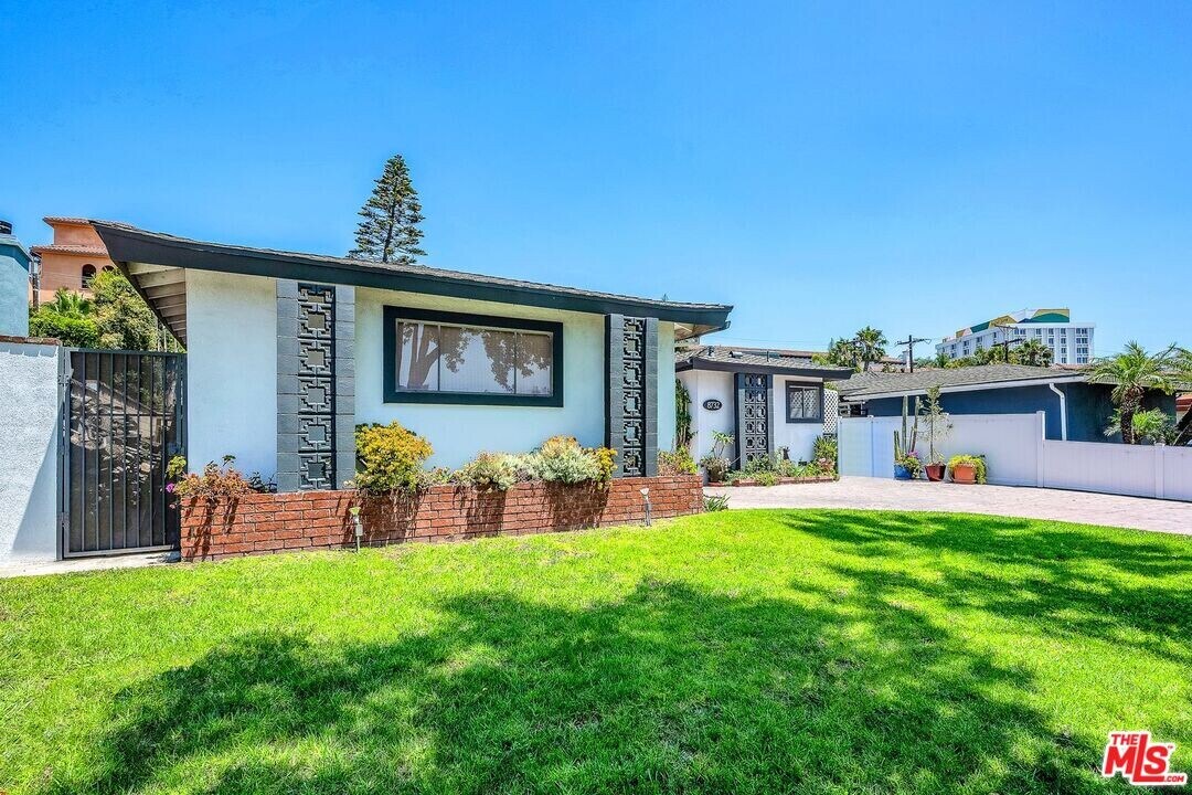 8732 Villanova Ave in Los Angeles, CA - Building Photo