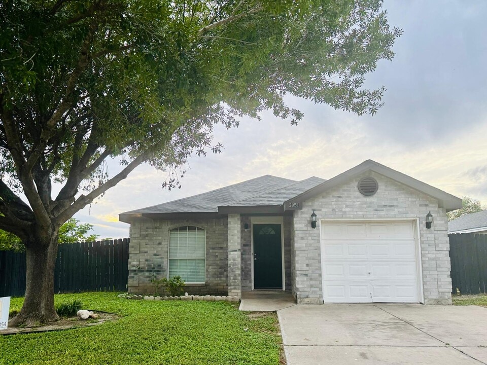 2951 McCormack Dr in Edinburg, TX - Foto de edificio