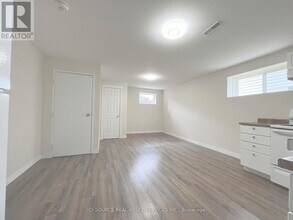 44 Moir Crescent in Barrie, ON - Building Photo - Building Photo