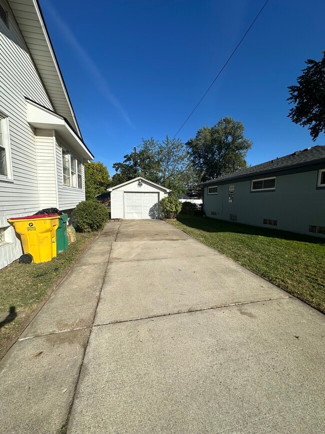 22822 Hayes Ave in Eastpointe, MI - Foto de edificio - Building Photo
