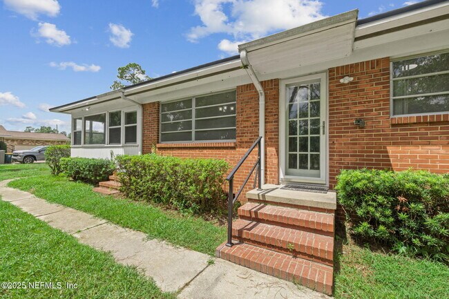 property at 3904 Via De La Reina