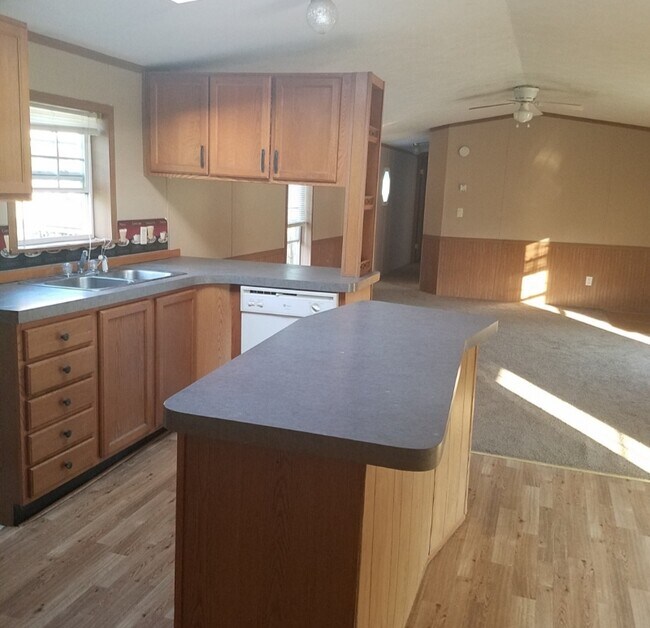 2086 Stonecreek Rd SW in New Philadelphia, OH - Foto de edificio - Building Photo