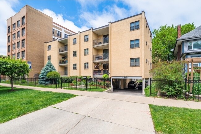 property at 1304 W Lunt Ave