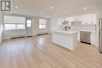 2961-2961 Dufferin St in Toronto, ON - Building Photo - Building Photo