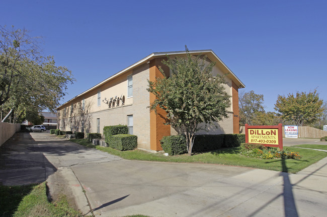 Dillon Apartments in Arlington, TX - Foto de edificio - Building Photo