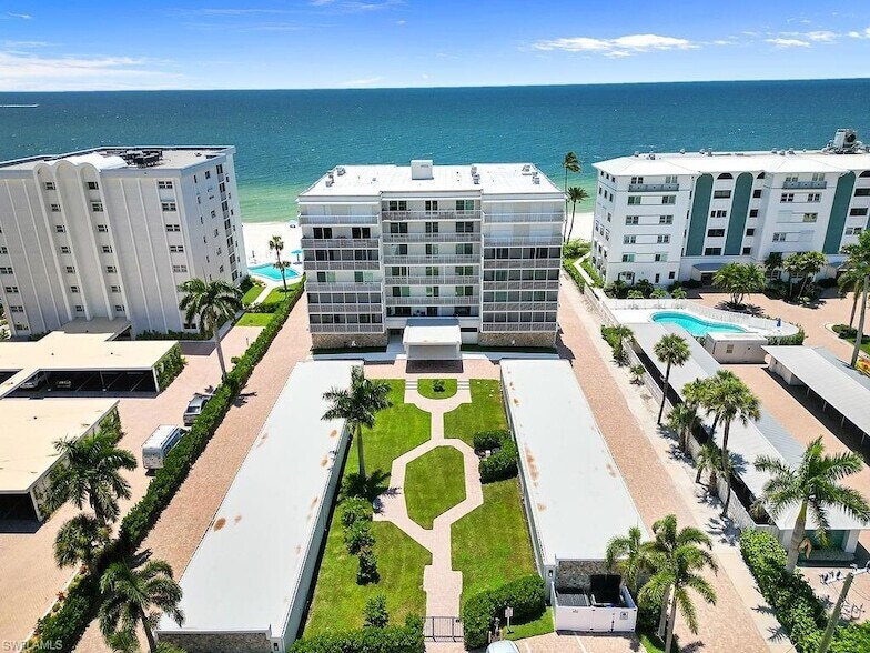1977 Gulf Shore Blvd N, Unit 204 in Naples, FL - Foto de edificio