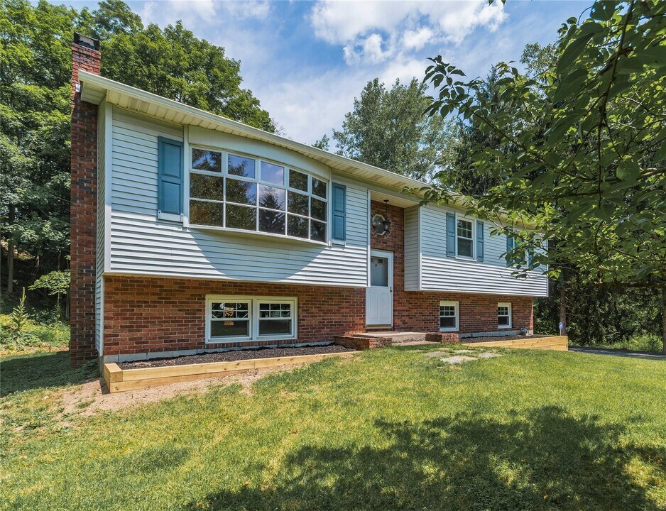 5 Boxwood Close in Hopewell Junction, NY - Building Photo