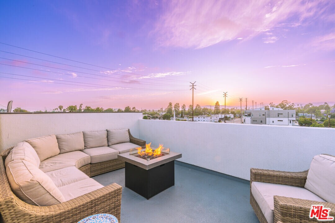 4912 S Centinela Ave in Los Angeles, CA - Building Photo