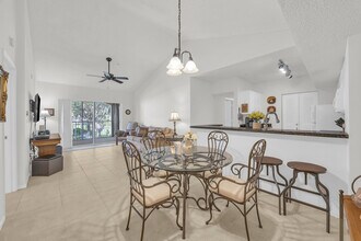 248 Village Blvd in Tequesta, FL - Foto de edificio - Building Photo