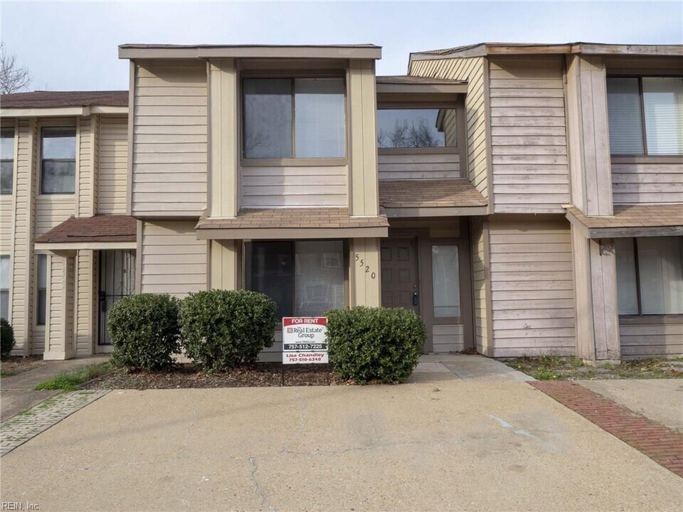 5520 Old Guard Crescent in Virginia Beach, VA - Foto de edificio