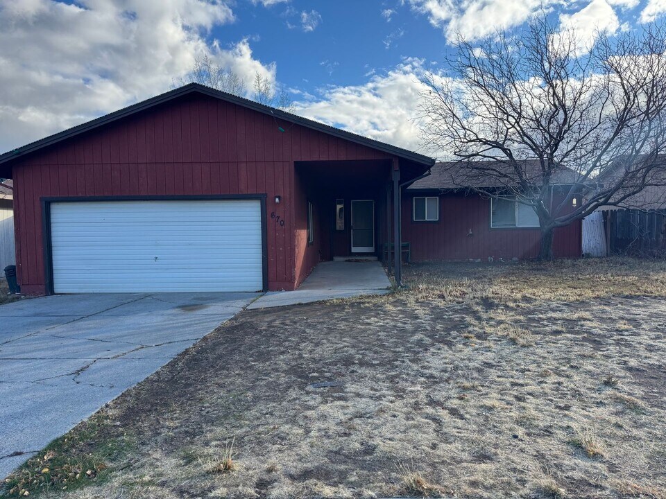 670 Cameron Way in Susanville, CA - Foto de edificio