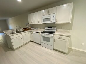 987 Flomich St in Holly Hill, FL - Foto de edificio - Building Photo