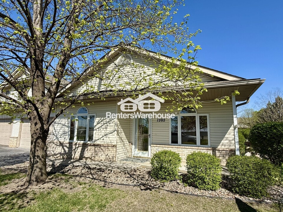 1202 Crystal Pl E in Chaska, MN - Building Photo