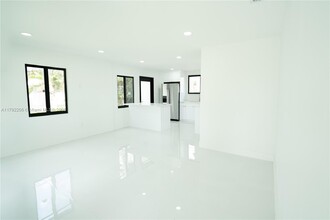 6791 SW 25th St in Miami, FL - Building Photo - Building Photo