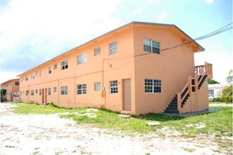 821 NW 7th Ave in Hallandale Beach, FL - Building Photo - Building Photo