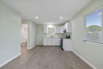 15452 Romar St in Los Angeles, CA - Building Photo - Building Photo