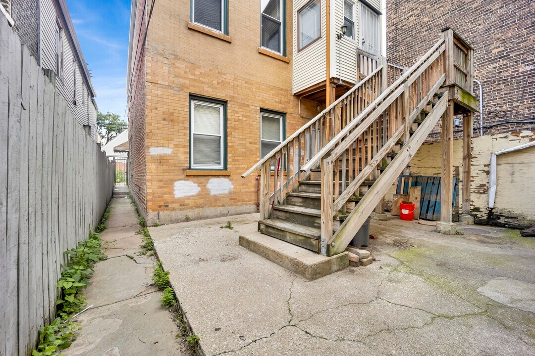 2702 W 24th Pl in Chicago, IL - Building Photo