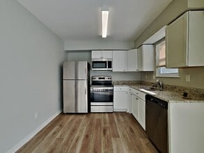 923 NE Westwind Cir in Lee's Summit, MO - Building Photo - Building Photo