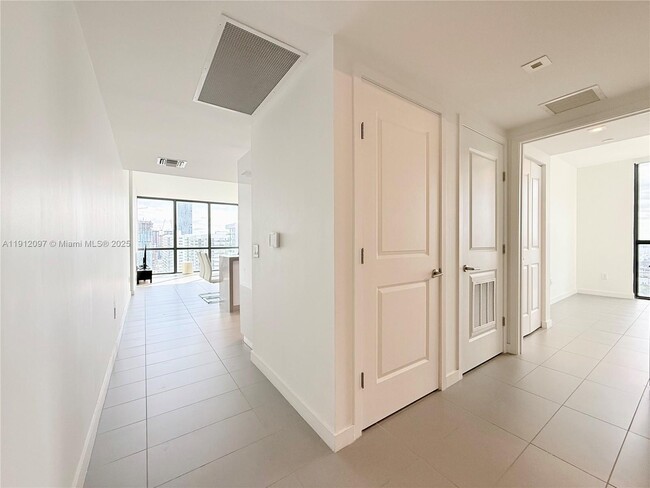 1600 NE 1st Ave in Miami, FL - Building Photo - Building Photo