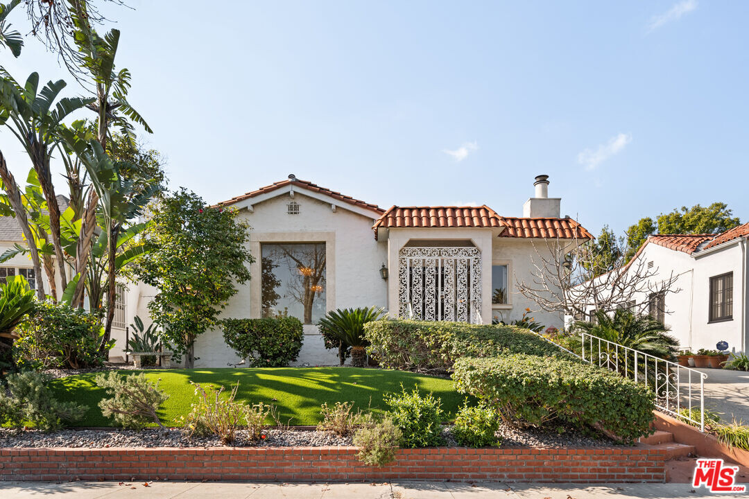 115 N Almont Dr in Los Angeles, CA - Foto de edificio