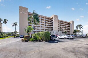 7076 Huntington Ln in Delray Beach, FL - Building Photo