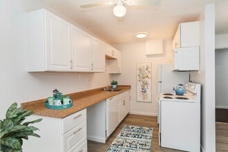 Applewood Apartments in Colorado Springs, CO - Building Photo - Building Photo