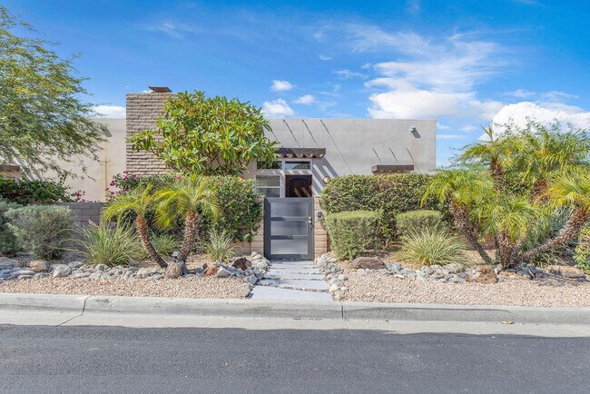 53945 Eisenhower Dr in La Quinta, CA - Building Photo - Building Photo