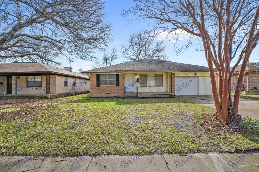 8708 Barclay St in Dallas, TX - Foto de edificio