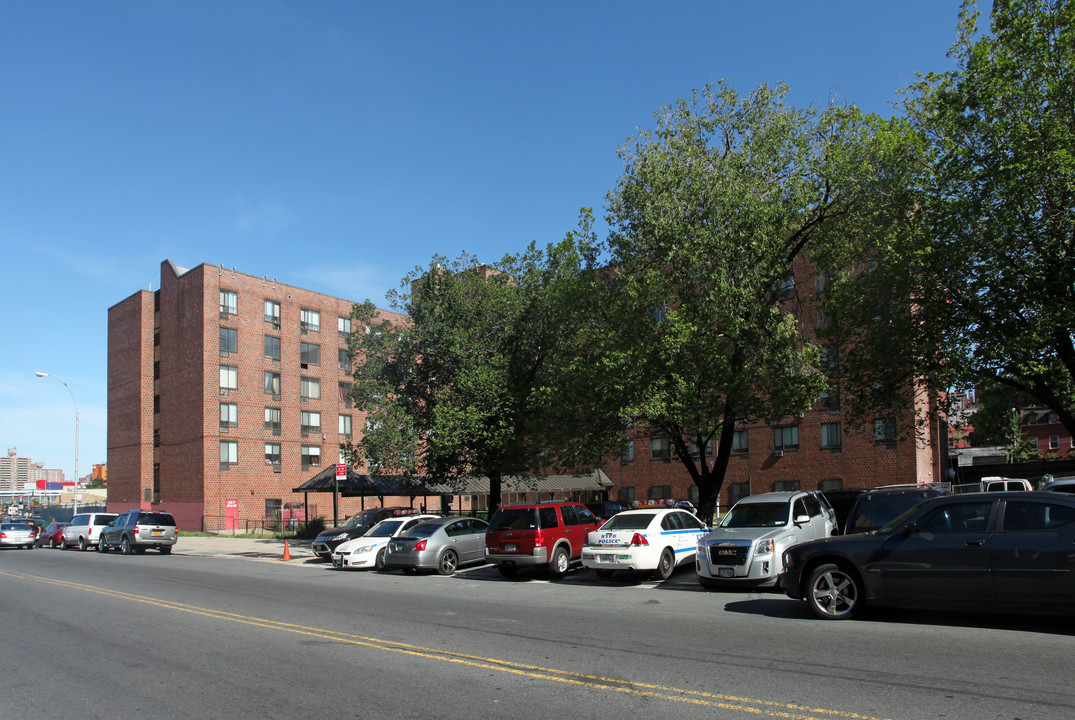 Borinquen Court in Bronx, NY - Foto de edificio