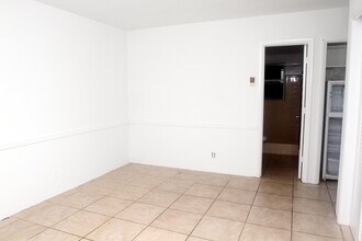 728 SE 19th Ave in Deerfield Beach, FL - Building Photo - Building Photo