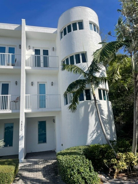 Flagler Townhomes in West Palm Beach, FL - Building Photo