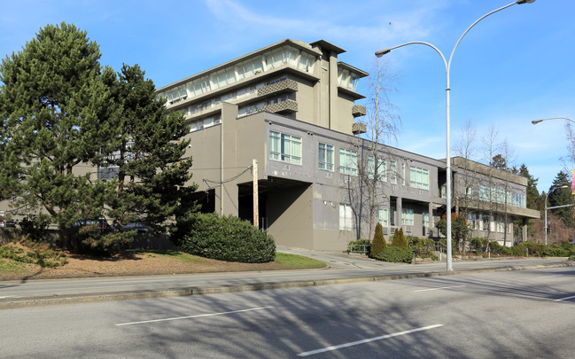 Royal Towers in New Westminster, BC - Building Photo - Building Photo