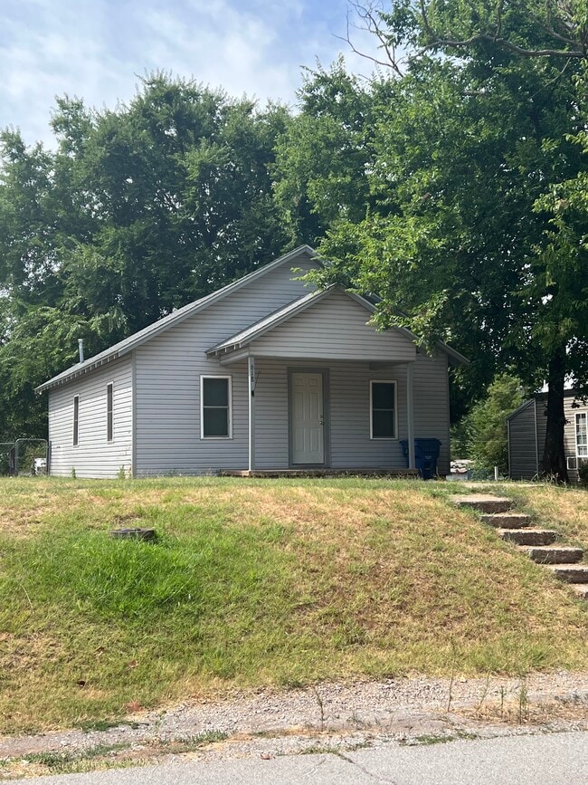 property at 618 W Apache St