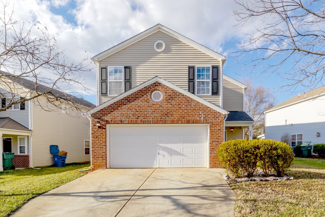 2826 Skybrook Ln in Durham, NC - Foto de edificio