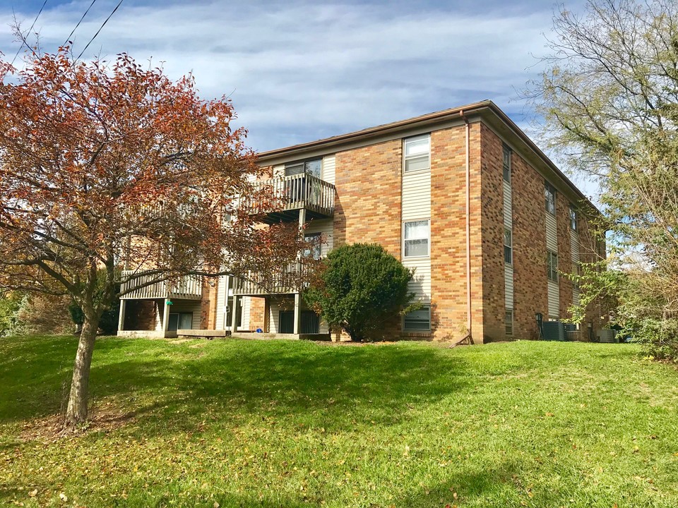 Highland Hills Apartments in Bloomington, IL - Building Photo