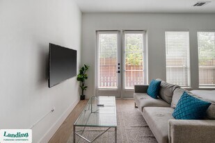 650 E Sycamore St in Denton, TX - Building Photo