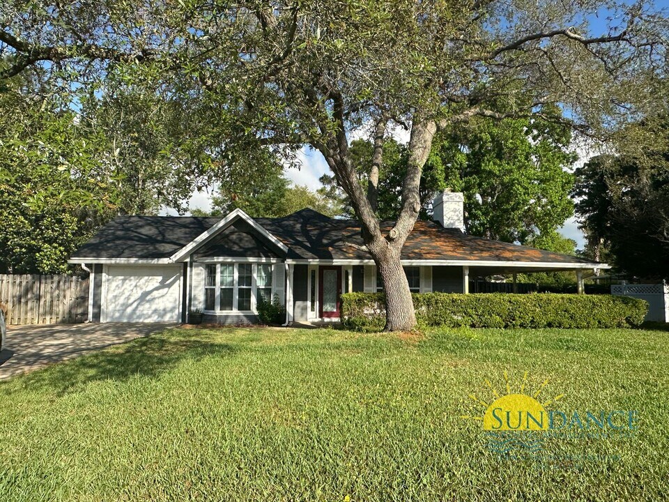 2181 Calle De Castelar in Navarre, FL - Building Photo