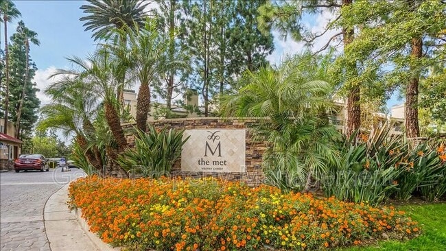 5515 Canoga Ave in Los Angeles, CA - Building Photo - Building Photo