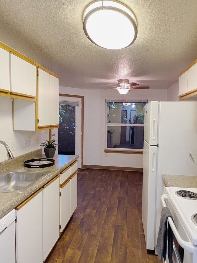 15370 Bangy Rd in Lake Oswego, OR - Building Photo - Building Photo