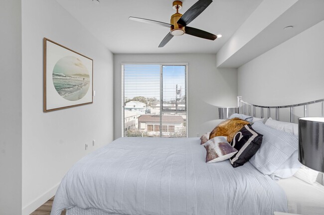 3355 Overland Ave, Unit 502 in Los Angeles, CA - Building Photo - Building Photo
