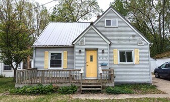 945 W Summit Ave in Muskegon, MI - Building Photo