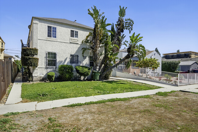 2306 S Dunsmuir Ave in Los Angeles, CA - Foto de edificio - Building Photo
