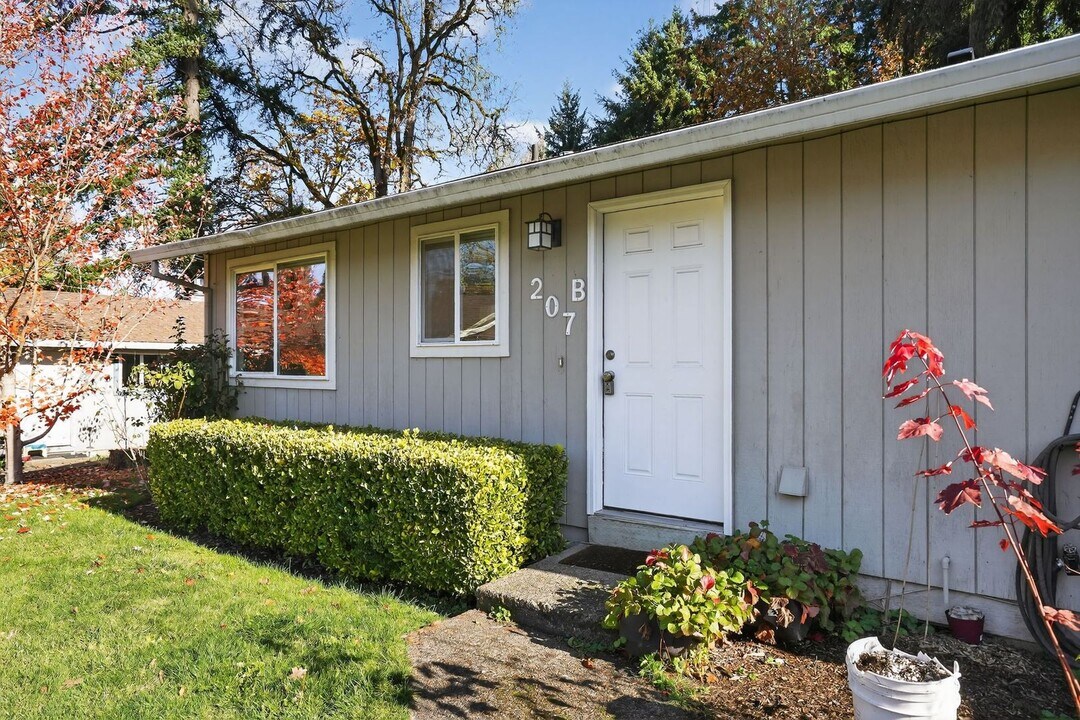 207 NW Forest St in Hillsboro, OR - Building Photo
